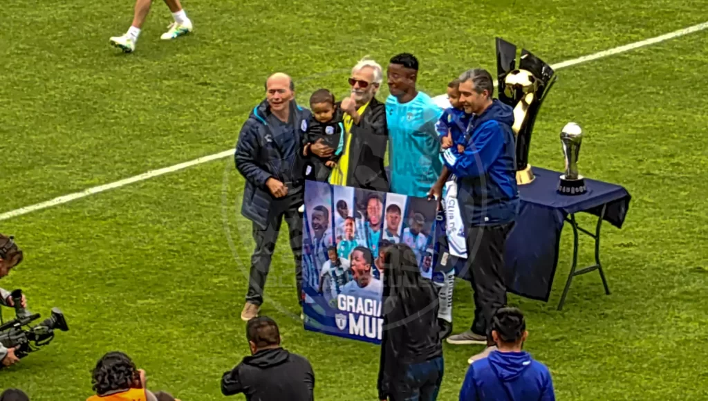 Pachuca brinda un reconocimiento a Oscar Murillo